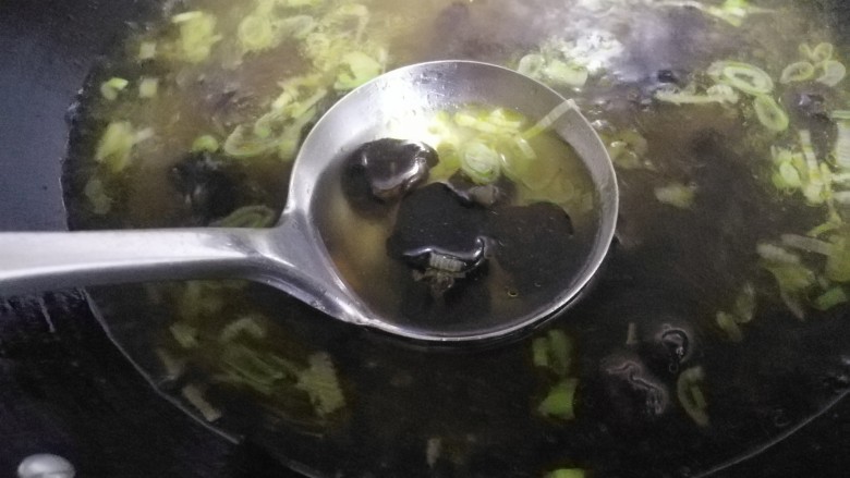 油麦菜木耳蛋花汤,接着再放入泡发好的木耳。