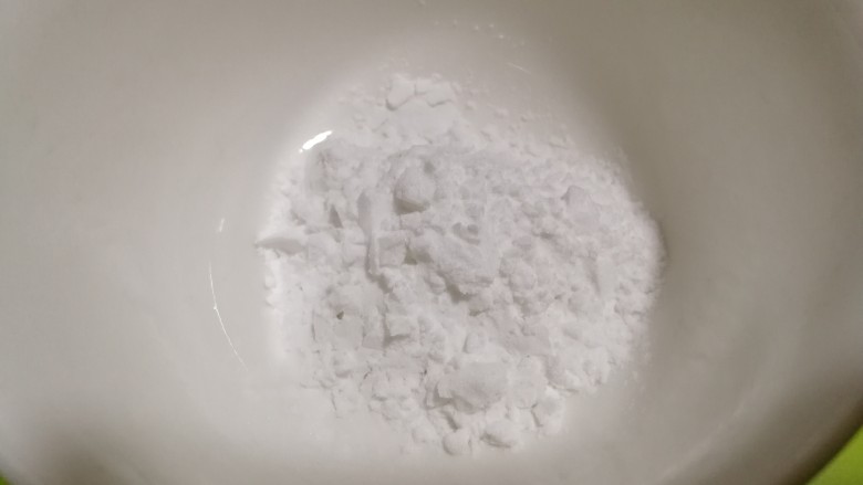 油麦菜木耳蛋花汤,准备1勺淀粉放碗中。