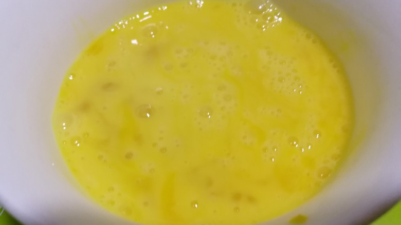 油麦菜木耳蛋花汤,将鸡蛋打入碗内,蛋液搅拌均匀。