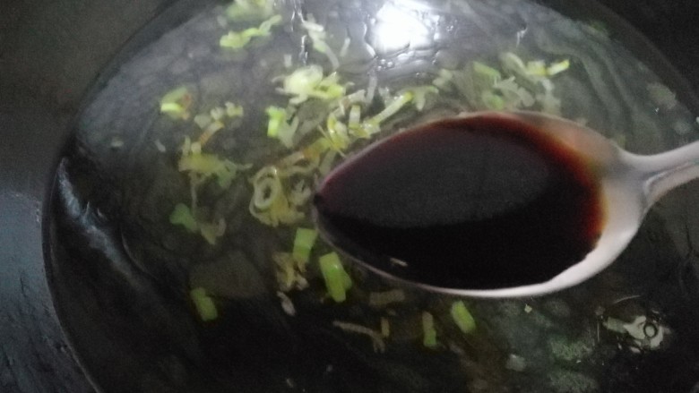 油麦菜木耳蛋花汤,放一勺<a style='color:red;display:inline-block;' href='/shicai/ 692'>酱油</a>提味。