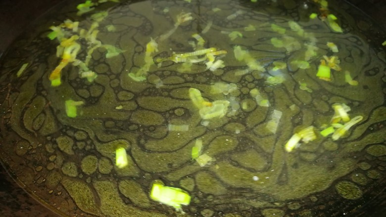 油麦菜木耳蛋花汤,然后锅里添水。