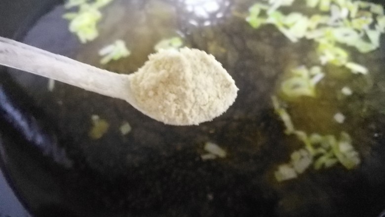 油麦菜木耳蛋花汤,再放一小勺<a style='color:red;display:inline-block;' href='/shicai/ 813'>鸡粉</a>提鲜。