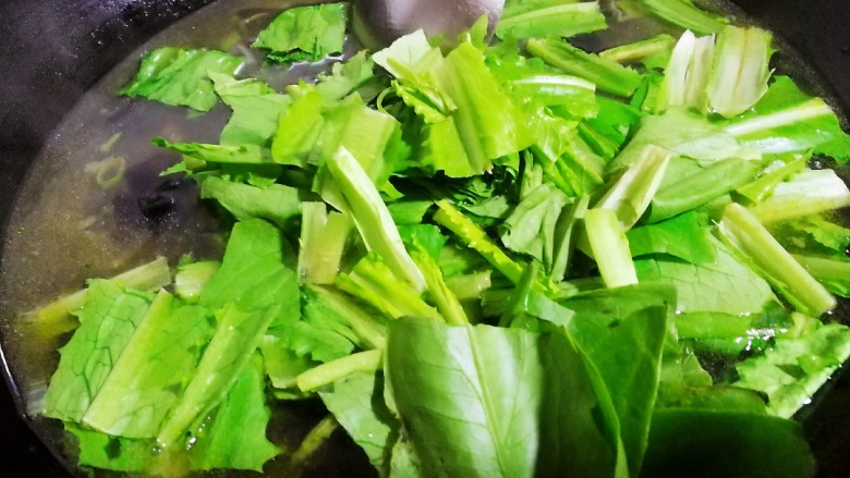 油麦菜木耳蛋花汤,放入油麦菜。