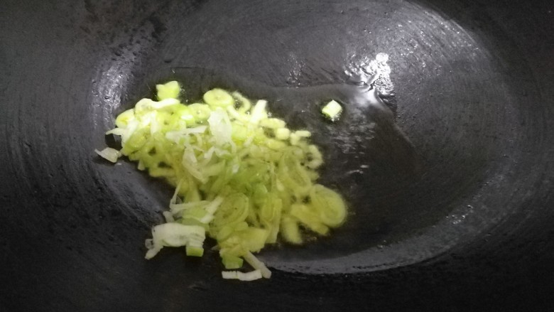油麦菜木耳蛋花汤,锅烧热,放比炒菜少一些的油,放入葱花爆香。
