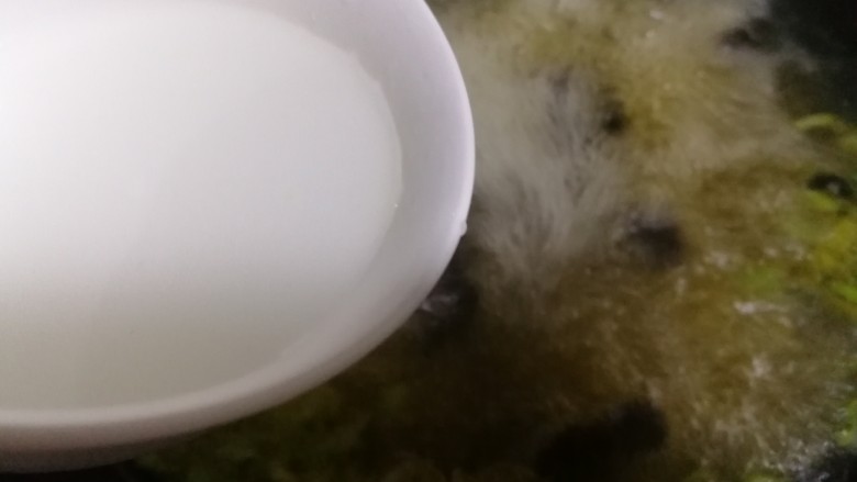 油麦菜木耳蛋花汤,这时锅内的水已经烧开。淀粉用水勾兑好。慢慢倒入锅内。