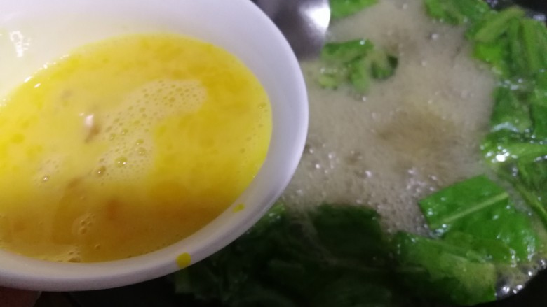 油麦菜木耳蛋花汤,再将蛋液慢慢倒入锅内。全部倒完。即可关火。