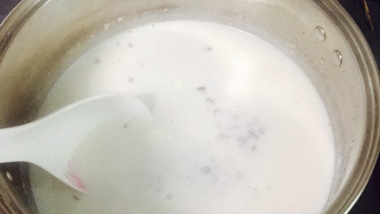 芒果牛奶芝麻燕麦粥,小火煮开,边煮边搅拌均匀