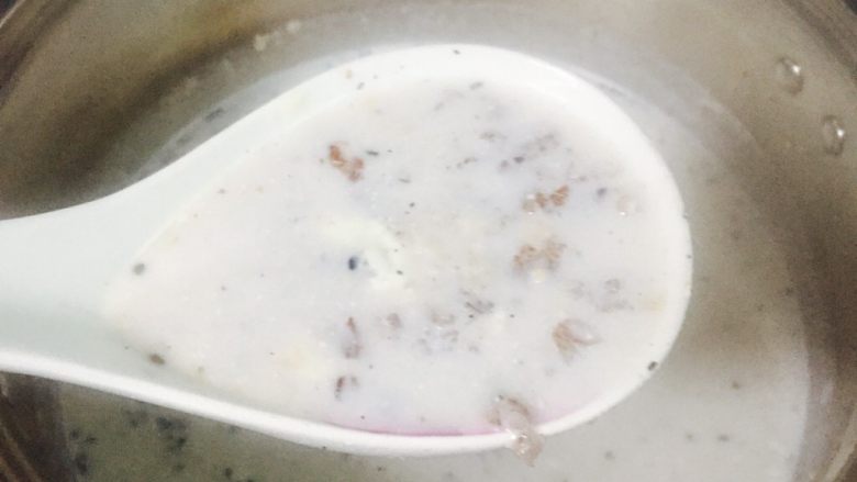 芒果牛奶芝麻燕麦粥,搅拌均匀即可