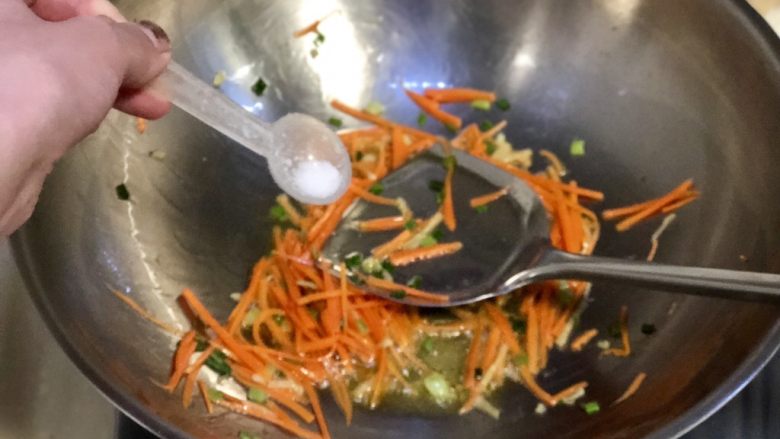 春季到来春满窗➕四季歌漾“素四鲜”,加入少许食盐让胡萝卜有个基味