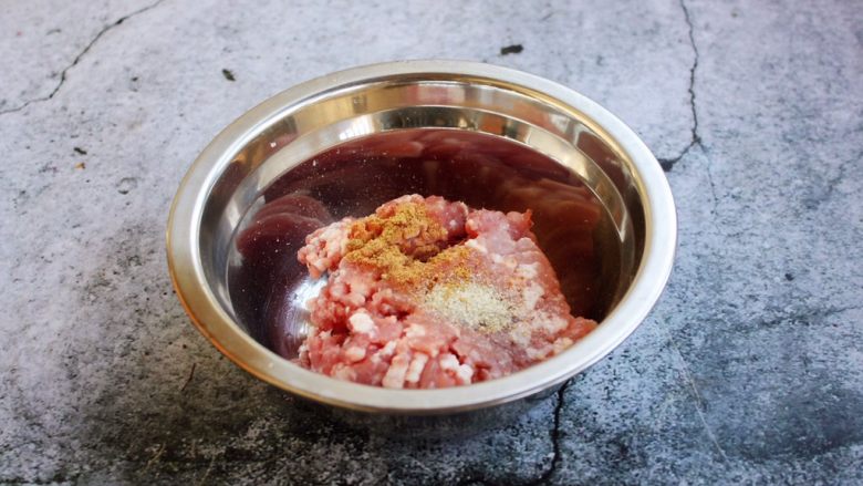 香菇酿鸡汁肉靡鹌鹑蛋,肉馅是200g,实际用了130g左右。
调制肉馅首先去腥,放入2勺的<a style='color:red;display:inline-block;' href='/shicai/ 4367'>米酒</a>,2勺的清水,少许的白胡椒粉,少许的姜粉,1小勺的太太乐鲜鸡汁,朝一个方向搅拌(搅拌约100下)。然后入味,放入1勺的生抽、1小勺的盐,继续朝一个方向搅拌(搅拌约100下),搅拌至肉馅粘稠。