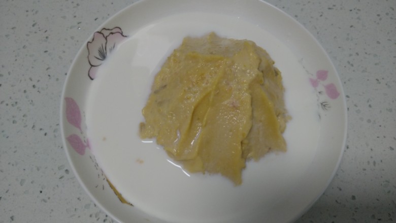 红薯的3种健康吃法,倒入盘中,再把剩下的纯奶倒入盘中,如果亲更在乎颜值,可以放入裱花袋中,再挤到盘中,这样颜值更高,食欲更强~红薯奶昔便做好了。