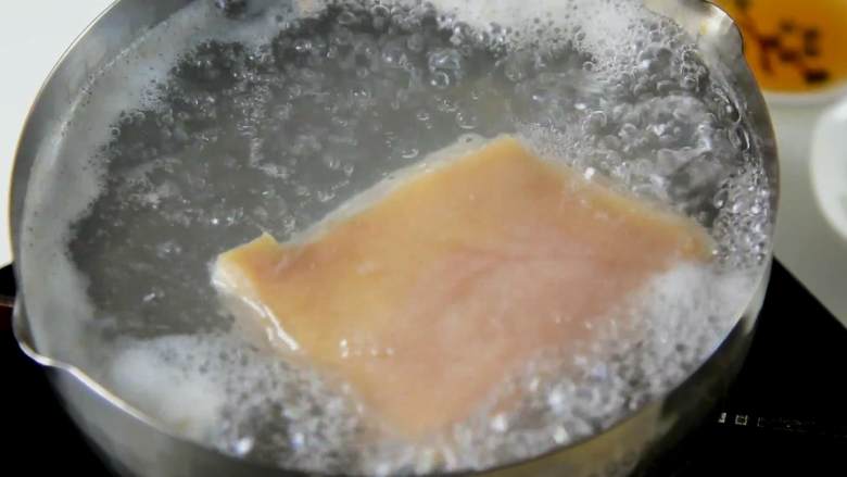 色泽樱红,光亮悦目,酥烂肥美的樱桃肉,五花肉焯水后捞出备用。