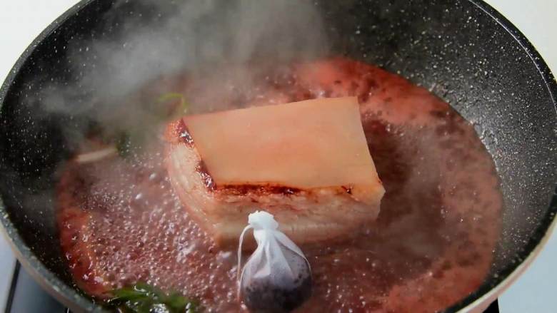 色泽樱红,光亮悦目,酥烂肥美的樱桃肉,红曲米装袋后放入锅中,盖上锅盖,小火慢炖2个小时左右。(炖煮时需翻面。)