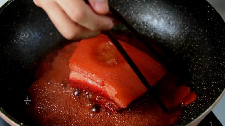 色泽樱红,光亮悦目,酥烂肥美的樱桃肉,去除红曲米、去除葱结、去除姜片。
