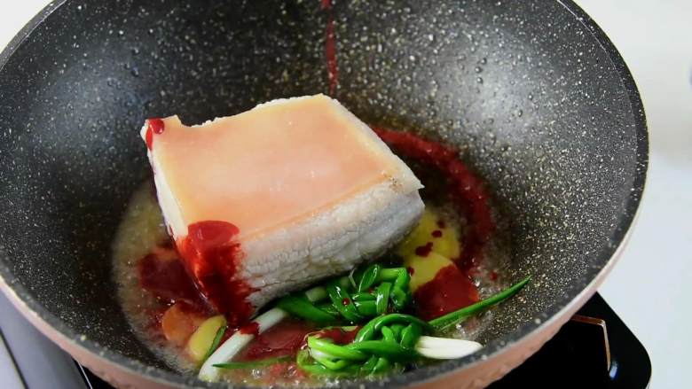 色泽樱红,光亮悦目,酥烂肥美的樱桃肉,放入五花肉,加入黄酒、南乳汁、冰糖再加热水(炖出来的肉不会发柴)。