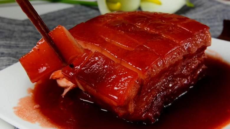 色泽樱红,光亮悦目,酥烂肥美的樱桃肉,明艳诱人的樱桃肉,色香味俱全,勾搭你的胃。