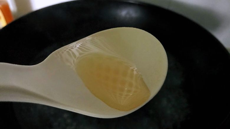 绿玫瑰花,锅中水烧开,滴入2滴油。