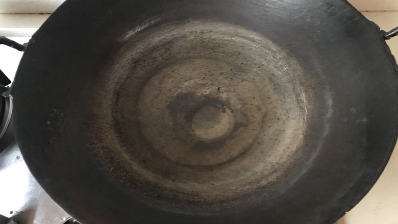 鱼头汤,换了个大铁锅,大火烧热。