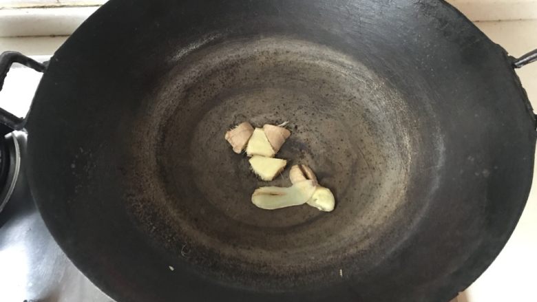 鱼头汤,生姜下锅,擦擦锅子