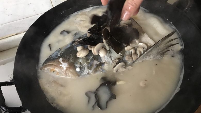 鱼头汤,放入木耳