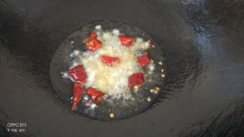 酸菜炒猪血,热锅热油放入<a style='color:red;display:inline-block;' href='/shicai/ 86474'>干辣椒</a>,蒜末,姜末炒香,油可稍微多一些