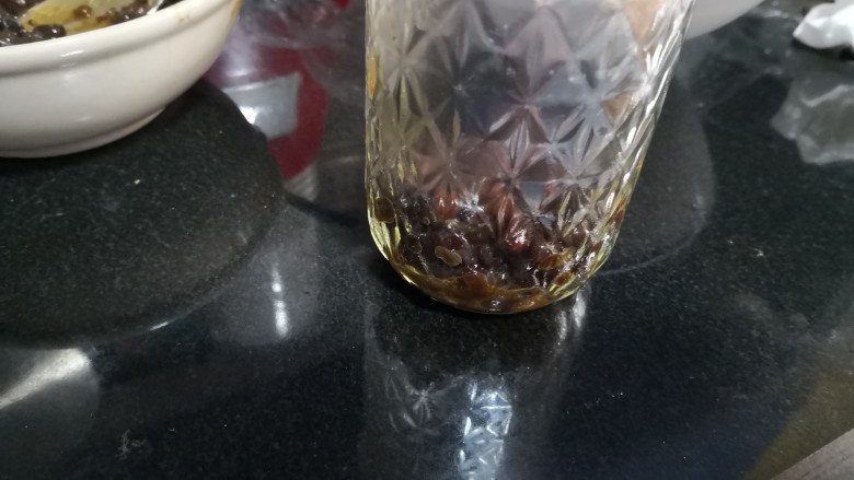 暖身豆薯牛奶饮,取一个较高的玻璃杯,先在底部装入三分之一的蜜红豆。