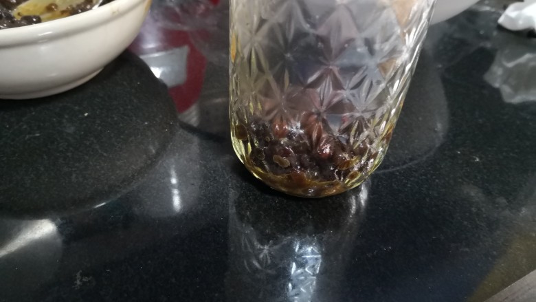 暖身豆薯牛奶饮,取一个较高的玻璃杯，先在底部装入三分之一的蜜红豆。