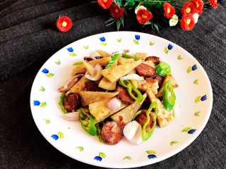 杂蔬腊肠炒饼