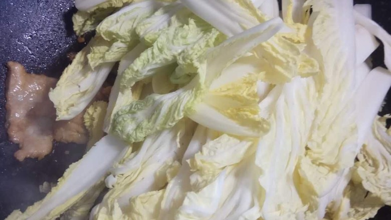 白菜(娃娃菜)豆腐汤,放娃娃菜翻炒两下