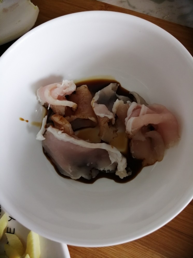 白菜(娃娃菜)豆腐汤,肉片加<a style='color:red;display:inline-block;' href='/shicai/ 788'>生抽</a>腌制15分钟