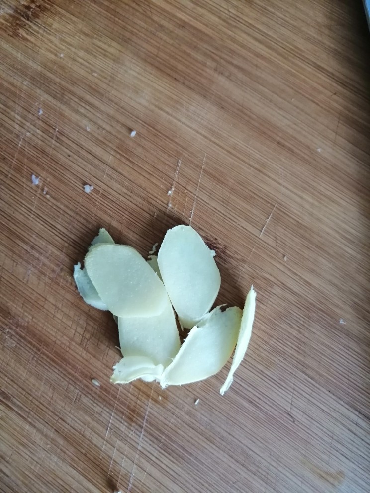 白菜(娃娃菜)豆腐汤,姜去皮切片