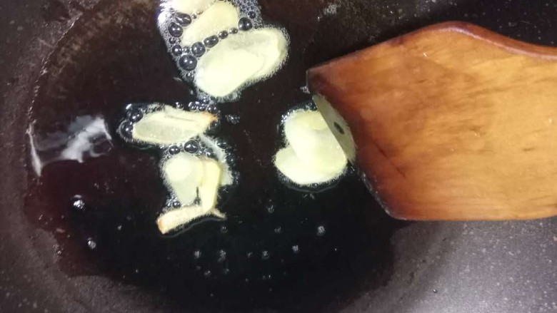 白菜(娃娃菜)豆腐汤,翻炒姜片出香味