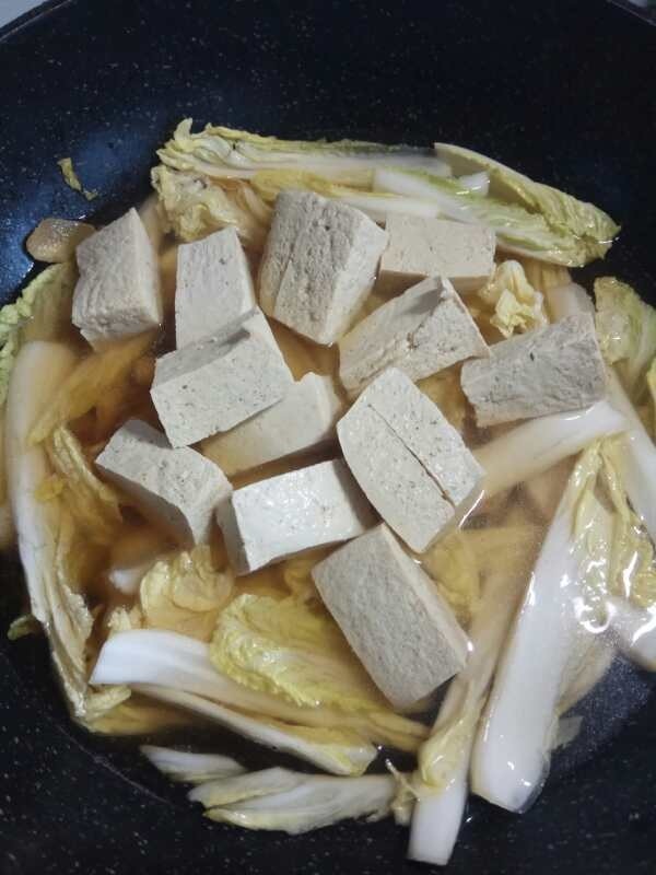 白菜(娃娃菜)豆腐汤,豆腐铺到娃娃菜上面