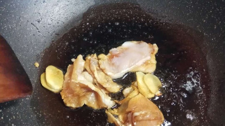 白菜(娃娃菜)豆腐汤,放入肉片翻炒至变色