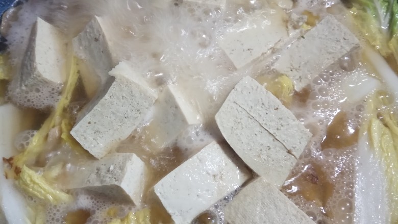 白菜(娃娃菜)豆腐汤,大火烧开转中小火炖3-5分钟