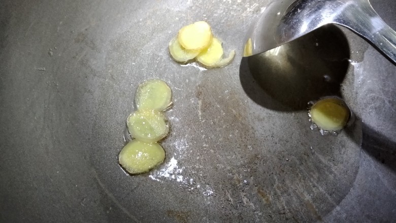 翡翠白玉鸭,锅内少许色拉油,放入生姜小火煸香。