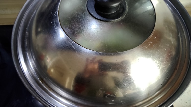 翡翠白玉鸭,煮沸以后。盖子一盖,小火炖8分钟。