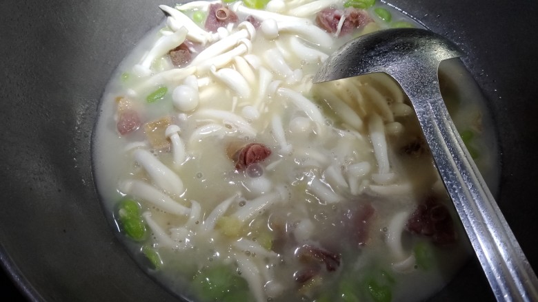 翡翠白玉鸭,然后放入白玉菇,大火炖熟以后,放入枸杞,品尝咸淡,淡了就可以放点盐,我吃的刚刚好。一道美味就可以出锅了!