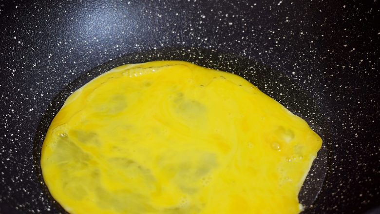 鸡蛋炒菠菜,锅中倒入适量的食用油烧热,倒入鸡蛋液