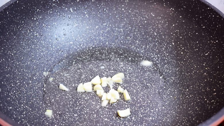 鸡蛋炒菠菜,原锅倒入适量的食用油烧热,放入蒜末炒出香味