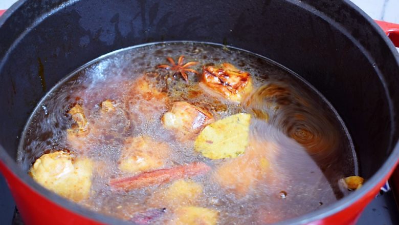 排骨炖土豆,加入适量的清水,没过食材即可