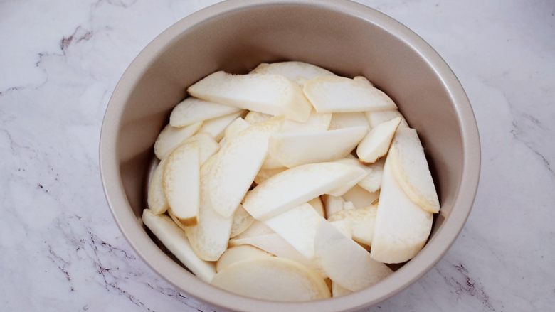 烤什锦菌菇,取一个可以进烤箱烤的容器,先放入杏鲍菇