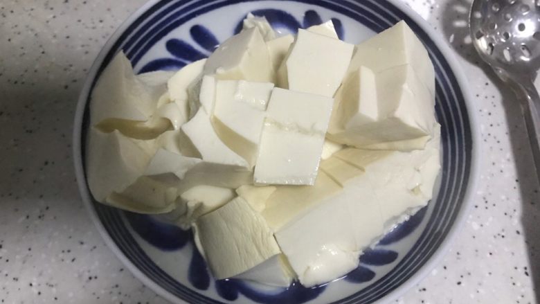 西红柿菜花炖豆腐,捞出,切成块,备用