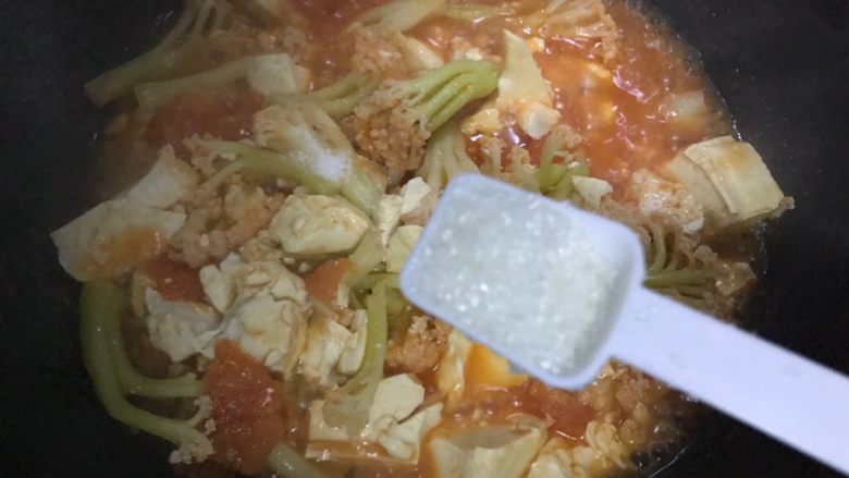 西红柿菜花炖豆腐,加一小勺细砂糖,翻炒均匀,即可