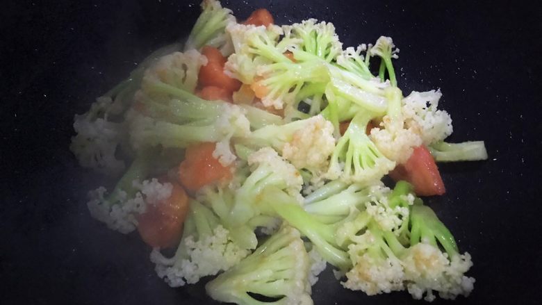 西红柿菜花炖豆腐,转中大火,翻炒均匀