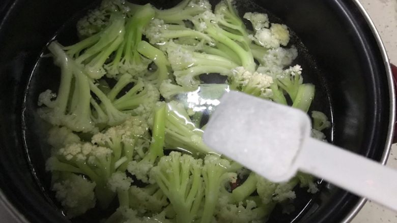 西红柿菜花炖豆腐,加一小勺细盐,煮至菜花断生
