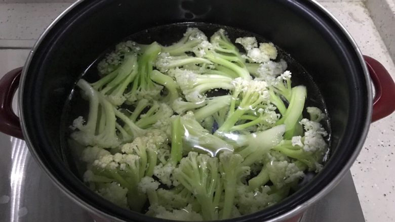 西红柿菜花炖豆腐,水开后放入菜花