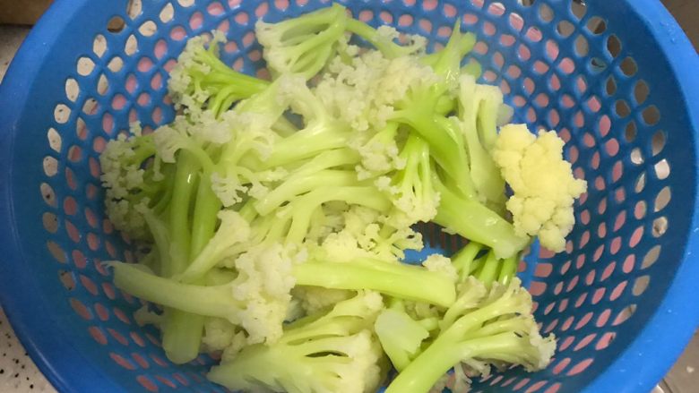 西红柿菜花炖豆腐,捞出,控干水分,备用