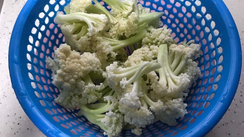 西红柿菜花炖豆腐,<a style='color:red;display:inline-block;' href='/shicai/ 63'>菜花</a>剪成小朵,洗净备用