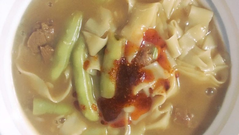 羊肉糊汤面,快出货的时候加入<a style='color:red;display:inline-block;' href='/shicai/ 756'>鸡精</a>，盐调味，盛出，撒上自制的辣椒油～开吃啦